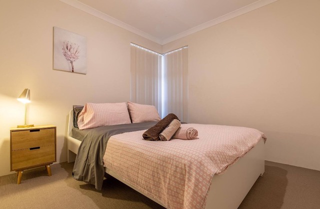 208 Modern Family Home Queens Park family perfect