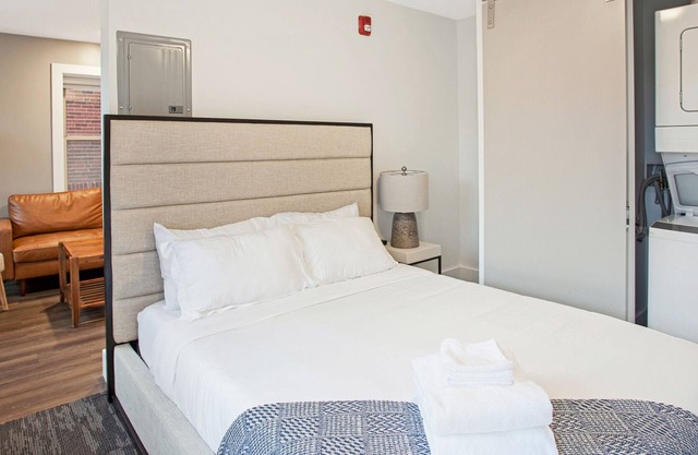 Modern Fully Equipped Studio in Historic Midtown