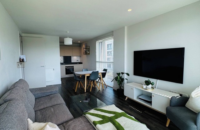 Modern Great Location Apt | 5 min Train To Central | Close The 02, Greenwich