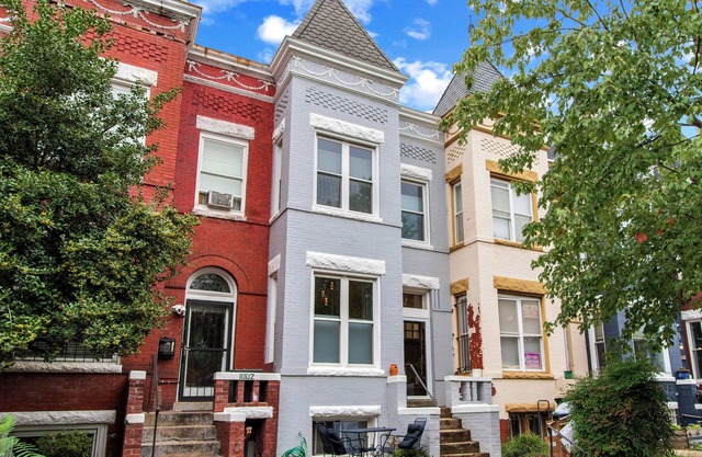 Modern Haven: 3-BR/2.5 BA Paris-Themed Home in Wonderful DC: Wifi and A/C