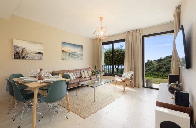Moderno apartamento vacacional con increíbles vistas al mar con spa y gimnasio