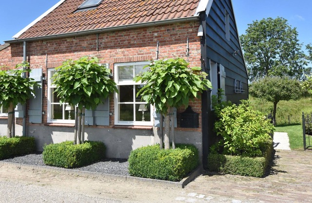 Moderna casa de vacaciones en Sluis con jardín