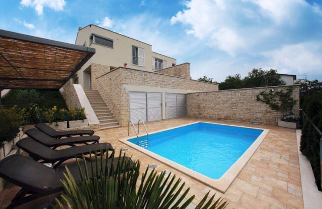 Moderna casa de vacaciones con piscina y fantásticas vistas sobre la naturaleza al mar.