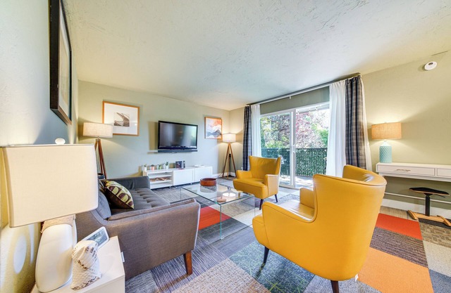 Pet-Friendly Condo w/ Community Perks in Renton