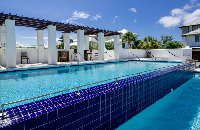 4 minutos a pie de playa! Impresionante casa en Seagrove, capacidad para 12, piscina comunitaria!