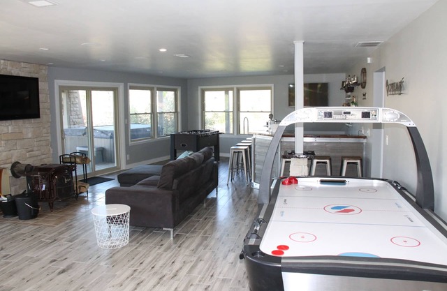 Nueva casa moderna con bañera de hidromasaje, sala de juegos y VISTAS increíbles