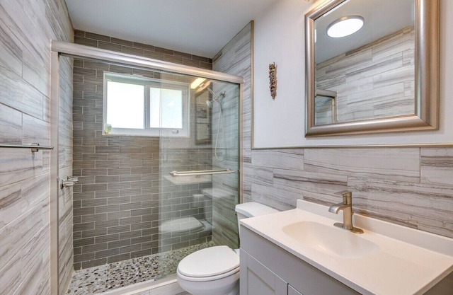 Modern Home with private Heated pool, fully equipped kitchen, BBQ