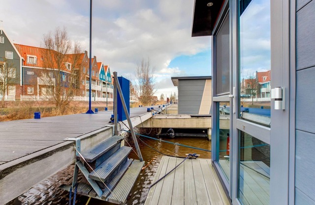 Casa flotante moderna en Volendam con piscina compartida