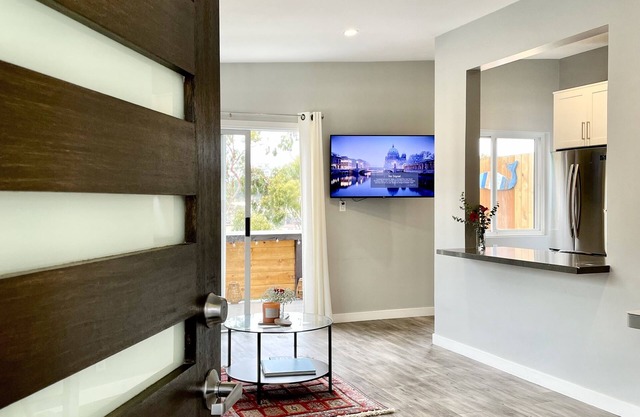 Modern, IN DOWNTOWN Laguna Beach + Views!!!