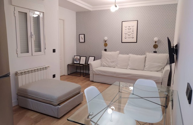 ✨ Moderno estudio interior con cama de matrimonio en Madrid Río: ¡Confort y ubicación ideal!