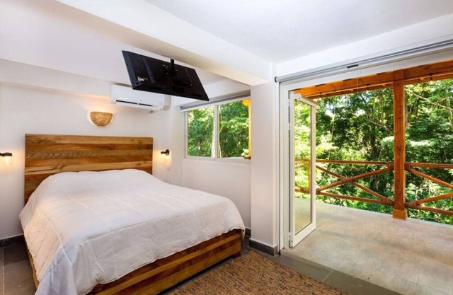 Estudio moderno en la jungla con jacuzzi cerca de una playa tranquila