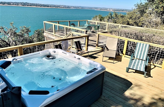 Disfrute de magníficas puestas de sol desde la cubierta de Canyon Lake Waterfront Home