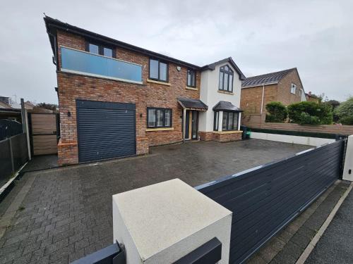 Modern large open plan 4 bed property in Abergele