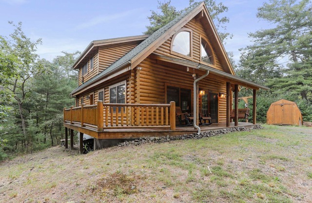 Modern Log Cabin, Great for Families -- Close to Many Attractions! Game Room!