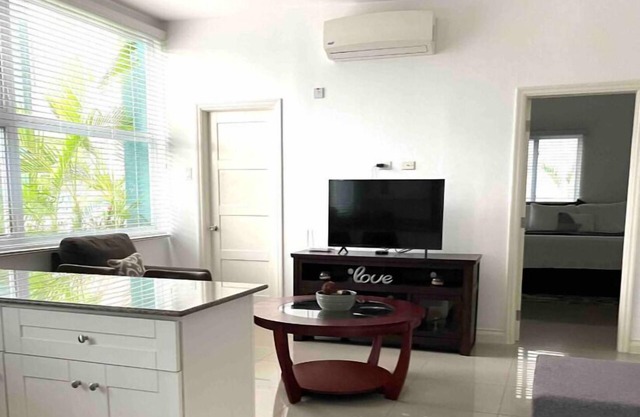 Modern Luxury 1BR Condo in Kingston