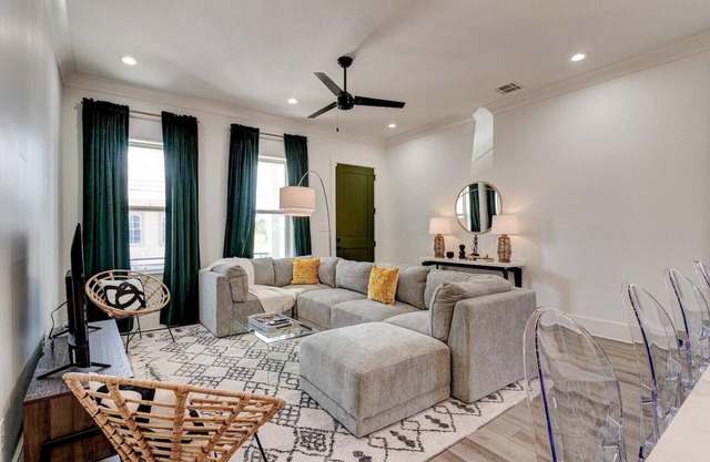 This house is a 5 bedroom(s), 3.5 bathrooms, located in New Orleans, LA.
