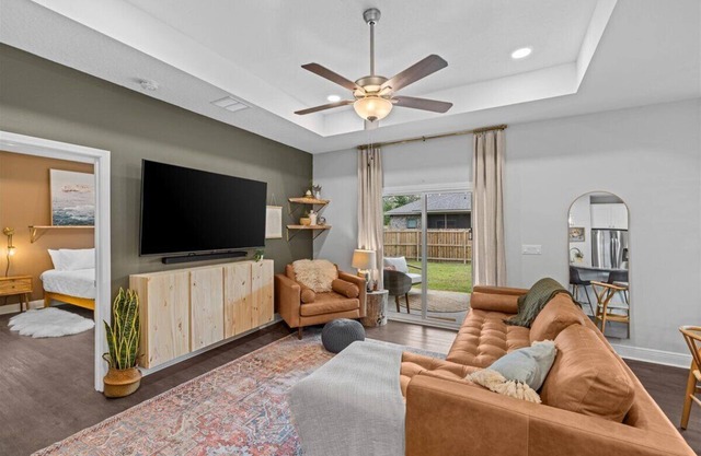 Modern, NEW, Gulf Breeze home - Close to Boat Ramp and beaches!