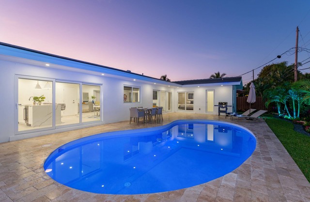 Stylish Getaway, Heated Pool, Short Drive to Beach