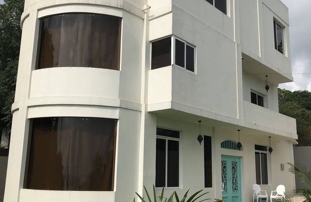 Modern oceanfront house in Montañita Estate, 5 minutes from the beach!