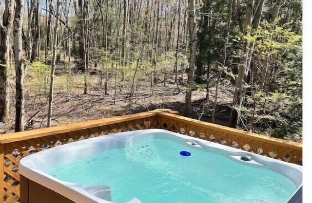 Modern Poconos House, 3br 2ba, HOT TUB, Private