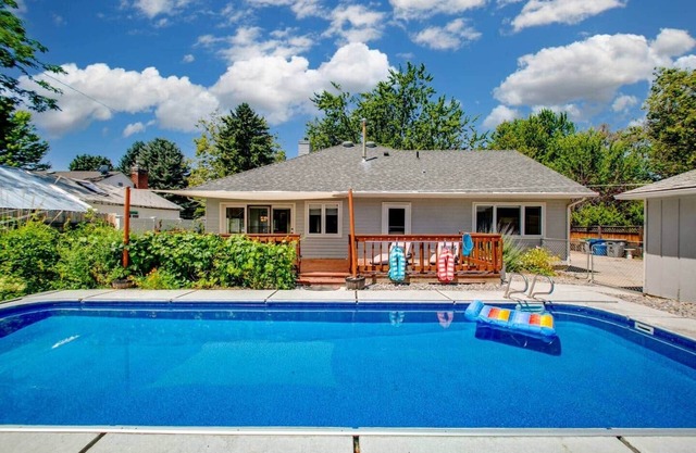 Modern Pool House by BSU!