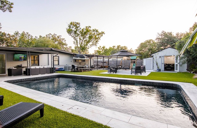 Modern Relaxing Retreat w/ Pool, Fire pit, Game room