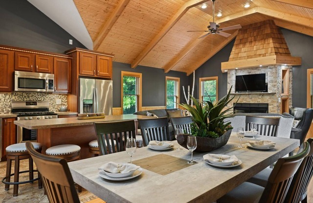 Modern, secluded luxury cabin near Castle Rock & Petenwell Lakes + Wisc. Dells