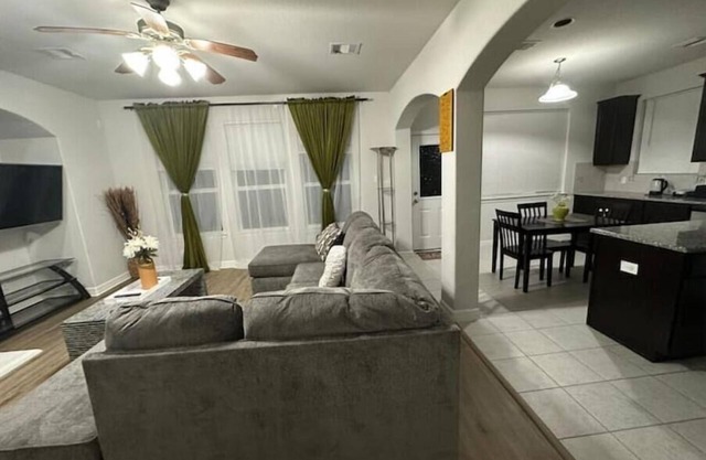 Modern / Spacious Haven in the Heart of Conroe - Entire Home