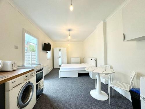Modern Studio 1 min Walk Station