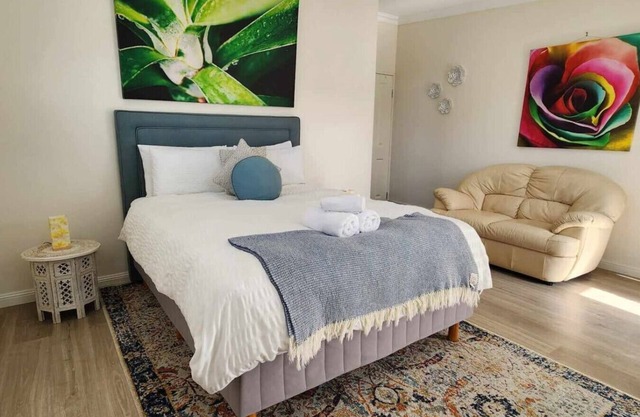 36B: 1BR Retreat, short walk to hospital + parking