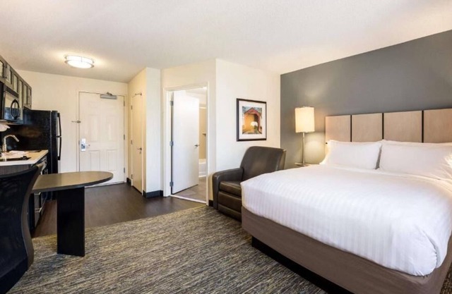 Suite Near Downtown Nashville! Full Kitchen, Pets Allowed!
