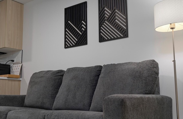 Modern Suite Near Royal Alex Hospital, LRT, Rogers|Free WiFi, Parking & Netflix