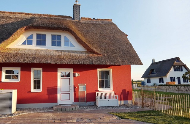Moderna y clásica casa de caña Elve; con sauna y terraza