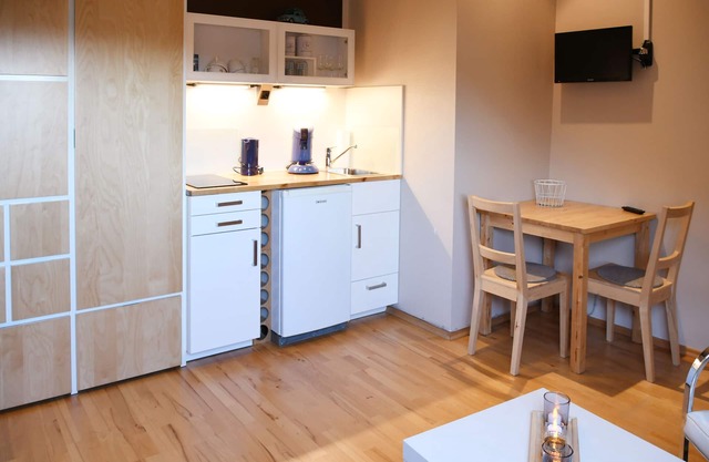 Ático moderno con cocina y baño privado.
