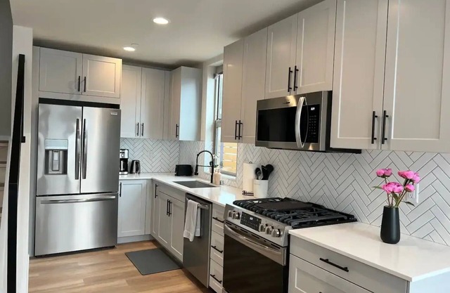 Modern Townhome w/ Rooftop & Parking