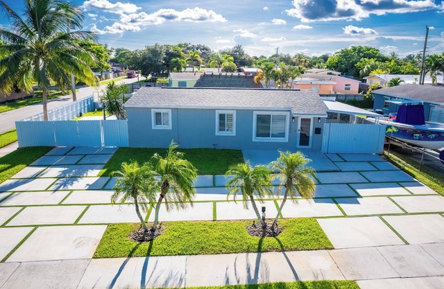 Modern Tropical Pool Oasis in Hollywood, Fire Pit, Tiki Bar Hot tub & More