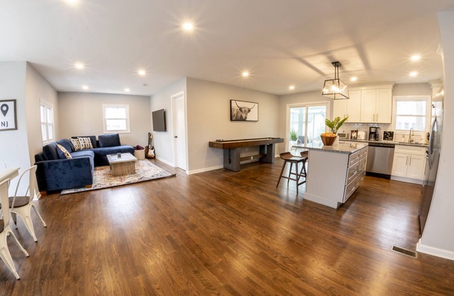 Modern & Turnkey 4BR - Resort Backyard & Perfect Location! Monthly Rental