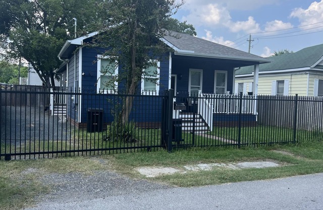 Modern Two Bedroom House / Gated-parking Downtown