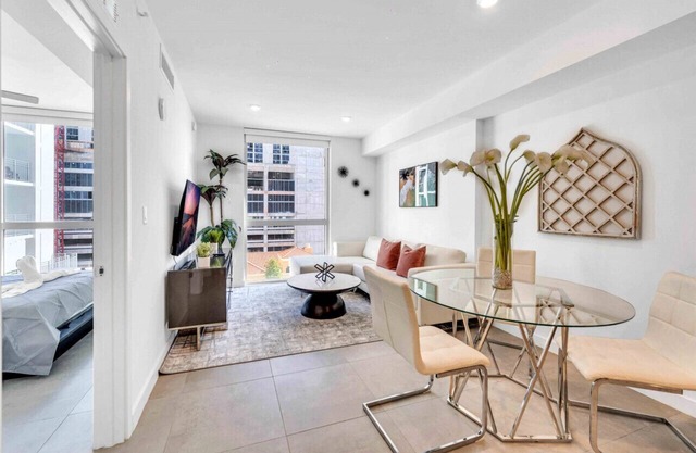 Modern Unit in Downtown Miami W/ Free Parking