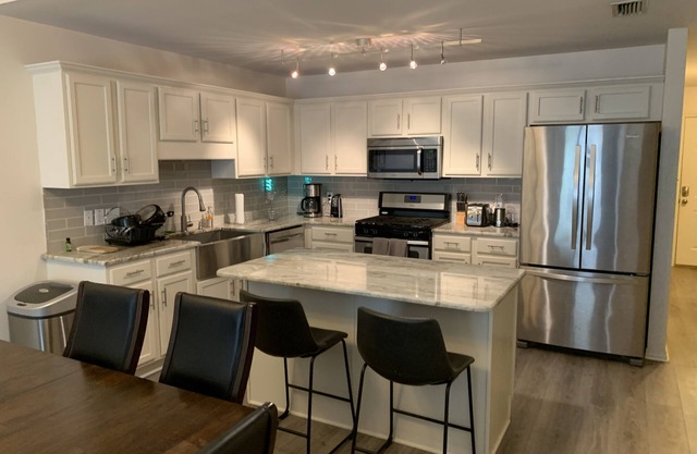 Moderna y actualizada West Mobile Townhouse con garaje.