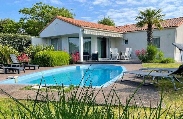 Modern villa with private pool, only 800 m. from the sea