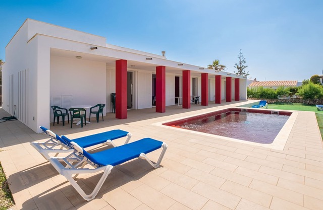 Moderna Villa Cap de Font con piscina y terraza en la azotea; aparcamiento disponible, se admiten mascotas