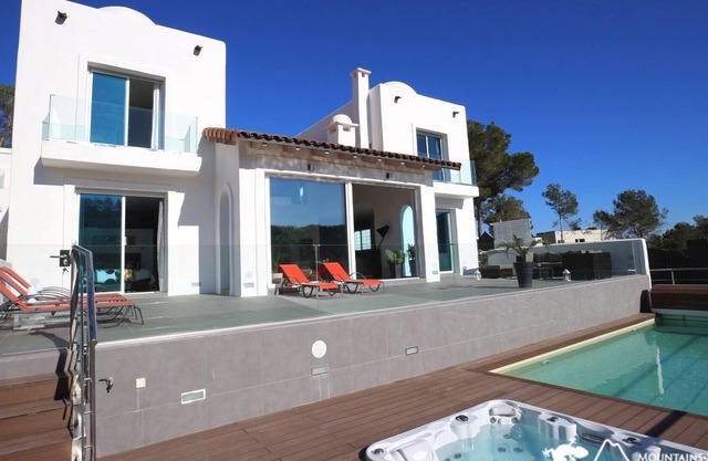 Villa Ibiza con A / C, piscina privada y bañera de hidromasaje en una ubicación tranquila.