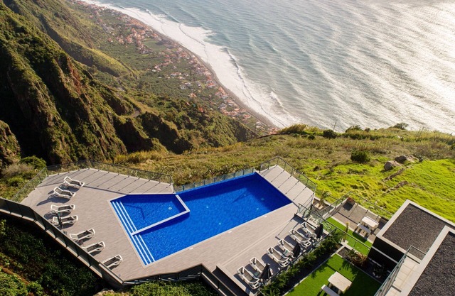 Modern villa, shared infinity pool | SunsetCliff 2