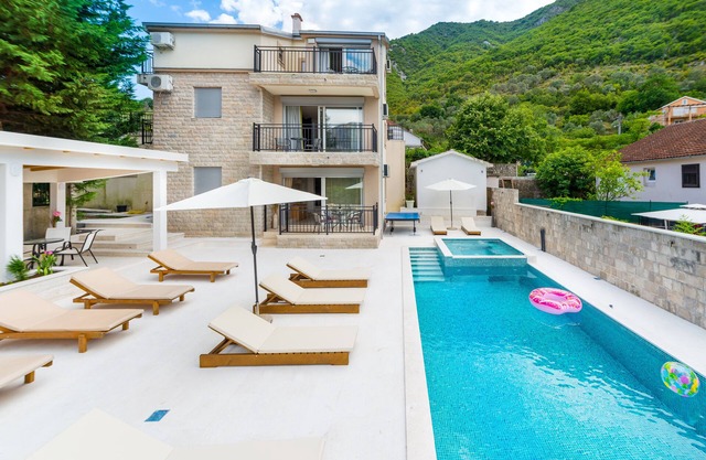 Villa moderna con una gran vista y piscina.