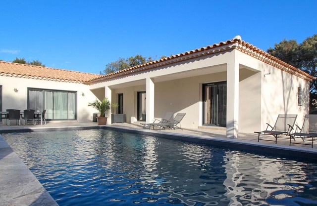 Moderna villa con aire acondicionado, piscina, jacuzzi y petanca cerca de Uzès