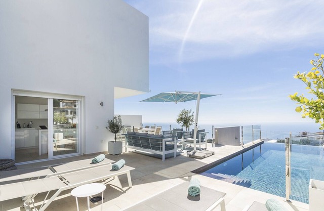 Villa moderna con piscina climatizada y vistas impresionantes.