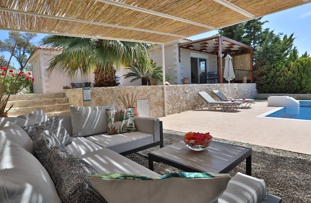 Villa moderna con piscina privada, a solo 5 minutos de la playa.