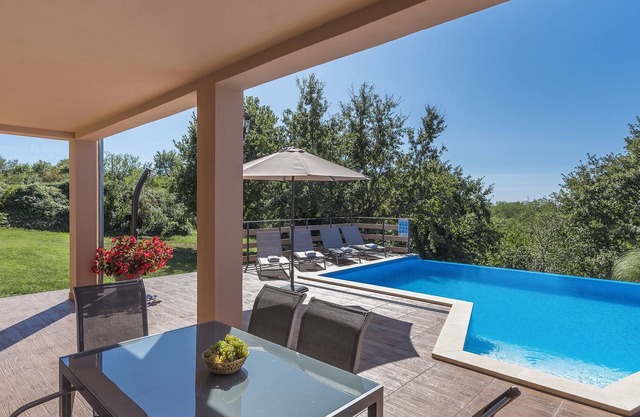 Impresionante casa de campo en Radetici con piscina privada