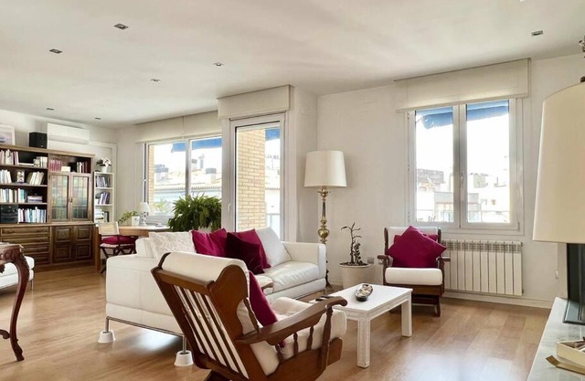 Moderno y amplio apartamento en el centro de Roses